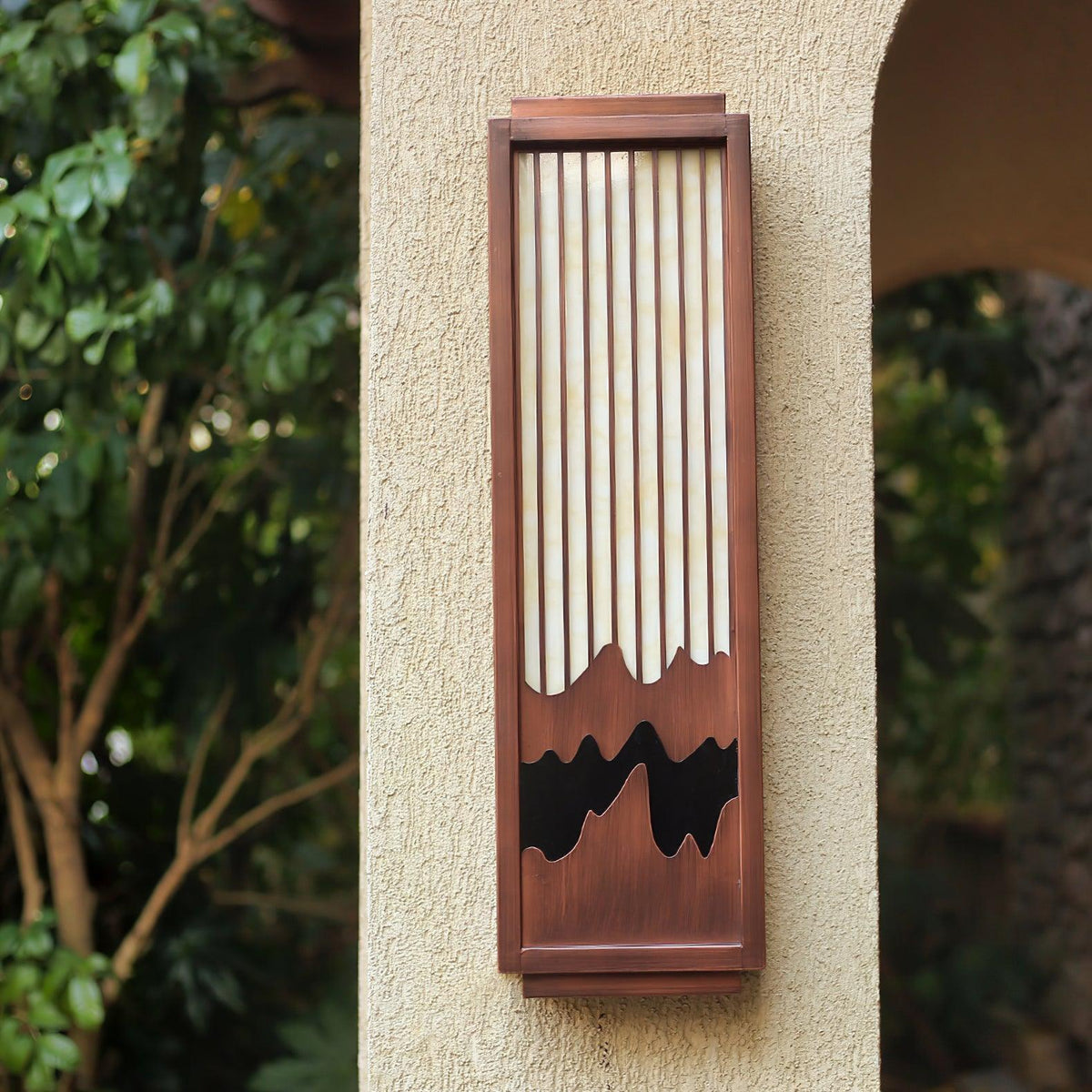 applique-murale-interieur-design-led-chambre-grille-verticale-en-bois-3