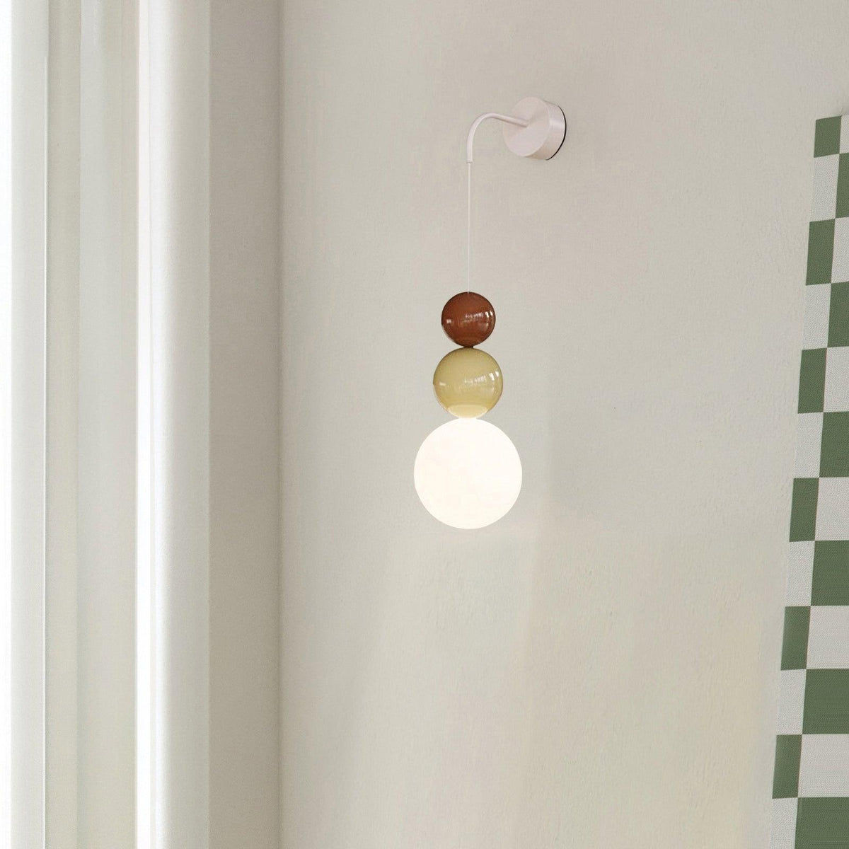 applique-murale-interieur-art-deco-led-trois-spheres-alignees-couloir-4