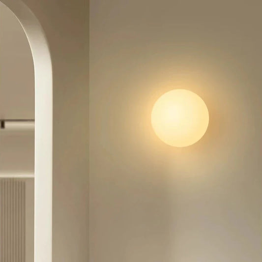 applique-murale-interieur-led-escalier-globe-en-verre-opalin-1