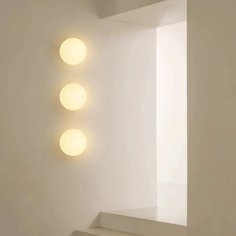 applique-murale-interieur-led-escalier-globe-en-verre-opalin-3