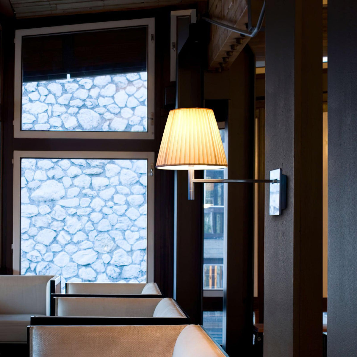 applique-murale-interieur-tete-de-lit-abat-jour-plisse-conique-moderne-4