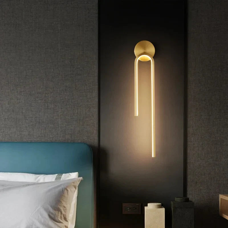 applique-murale-interieur-tige-verticale-arquee-originale-led-escalier-2