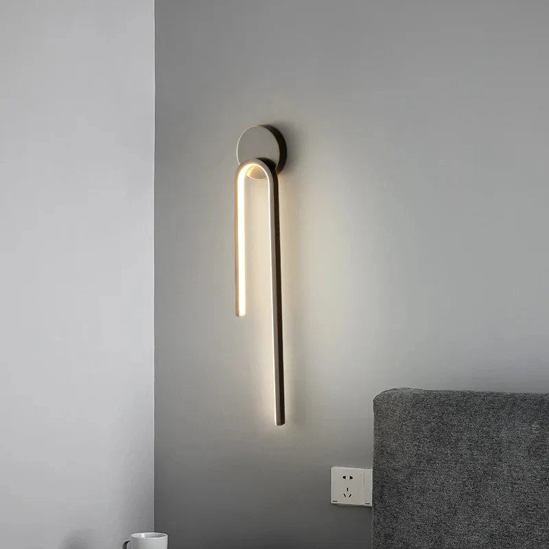 applique-murale-interieur-tige-verticale-arquee-originale-led-escalier-4