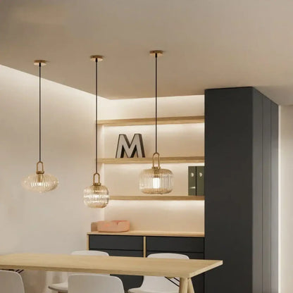 Suspension luminaire cuisine verre strie design