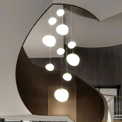 Suspension luminaire escalier spheres blanches design