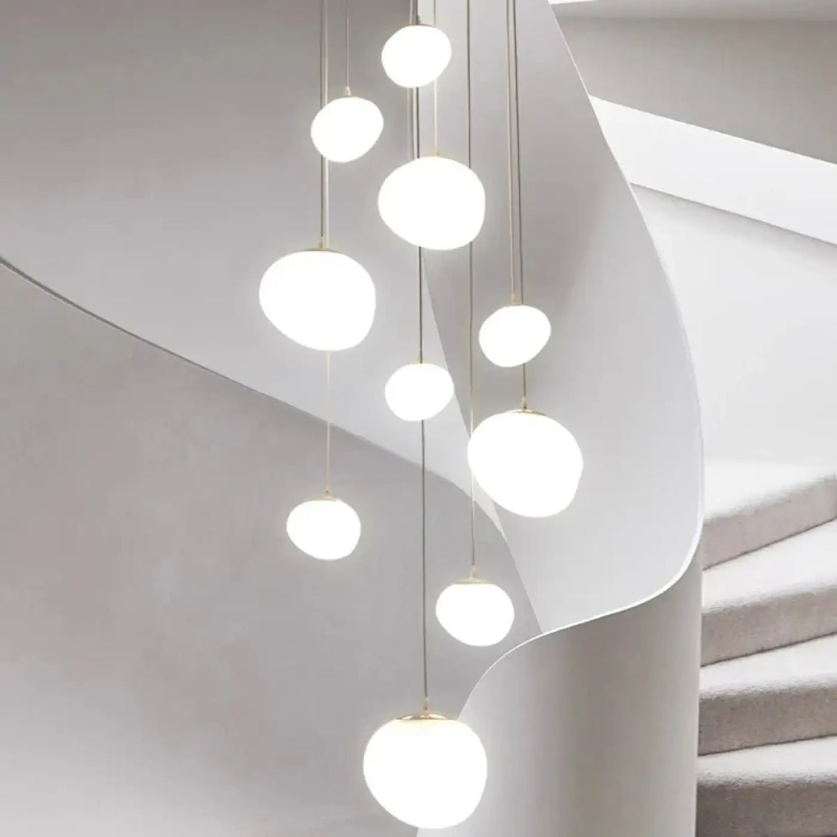 Suspension luminaire escalier spheres blanches design