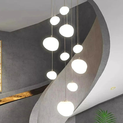 Suspension luminaire escalier spheres blanches design
