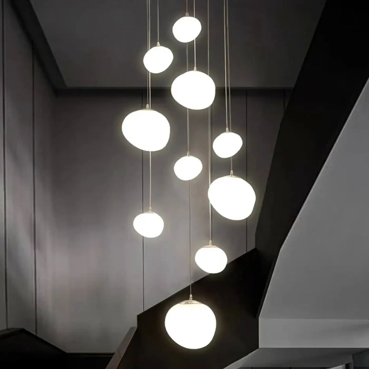 Suspension luminaire escalier spheres blanches design