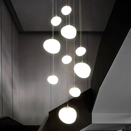 Suspension luminaire escalier spheres blanches design