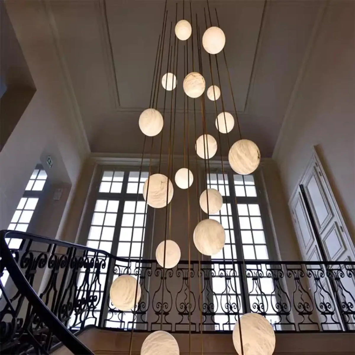 Suspension luminaire escaliers boule verre marbre