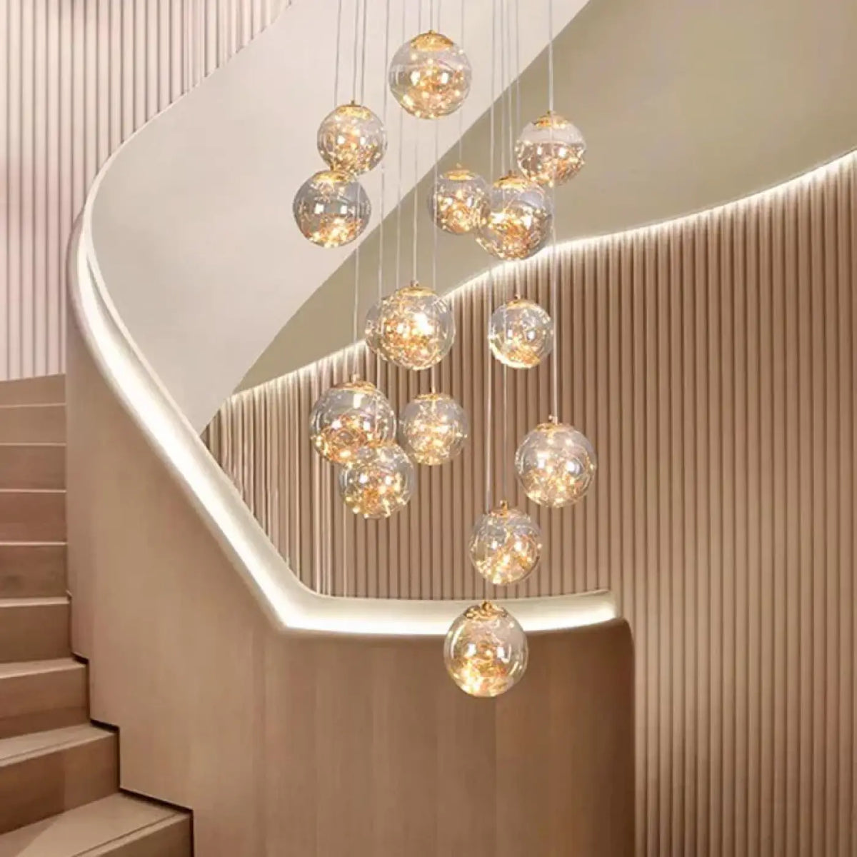 Suspension luminaire escaliers boules cristal dorees