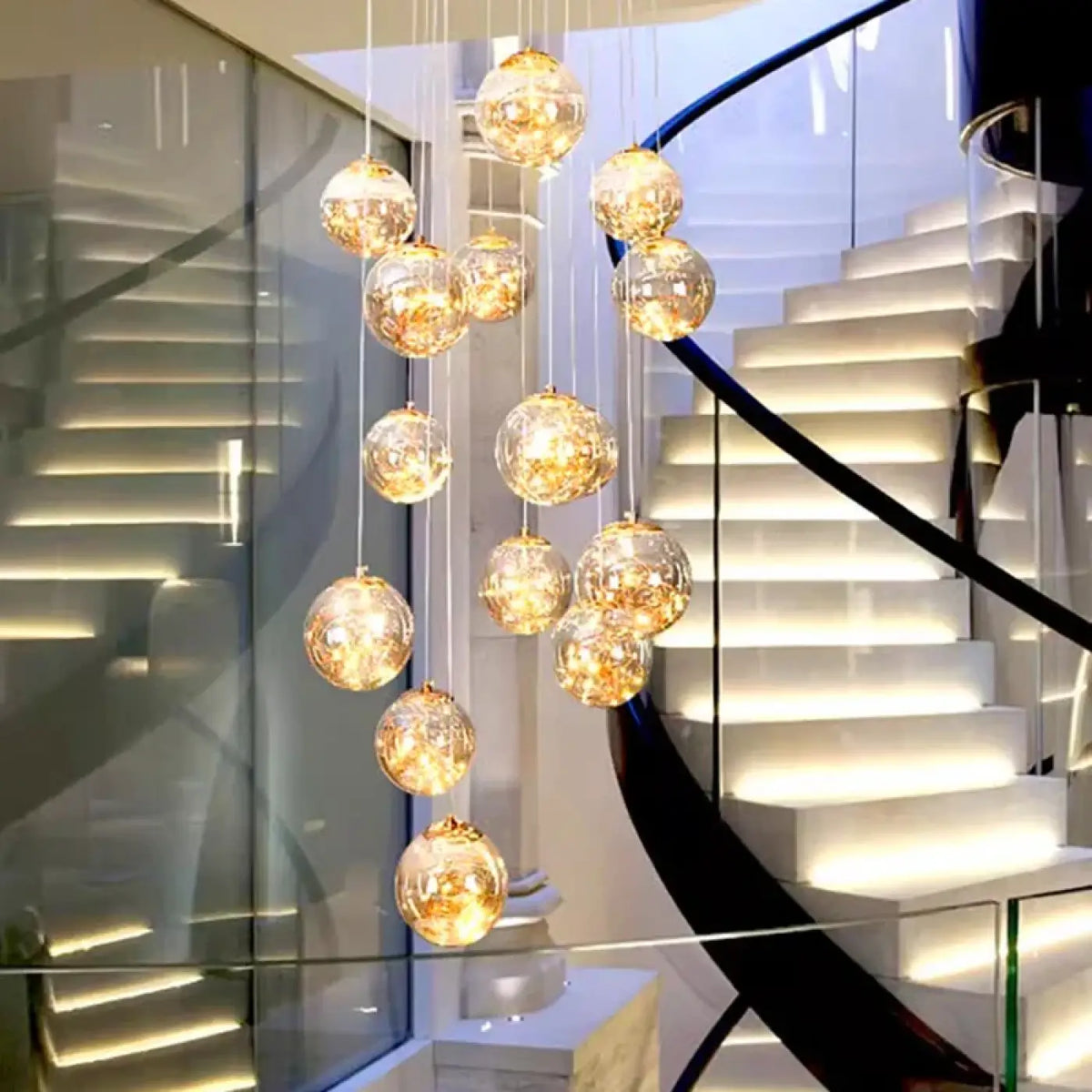 Suspension luminaire escaliers boules cristal dorees