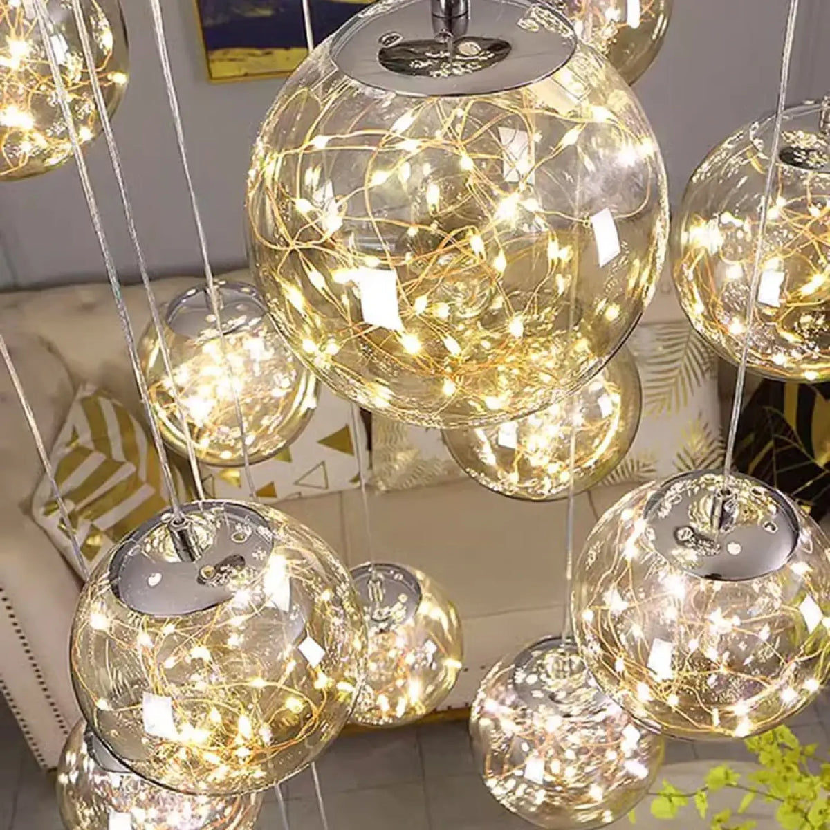 Suspension luminaire escaliers boules cristal dorees