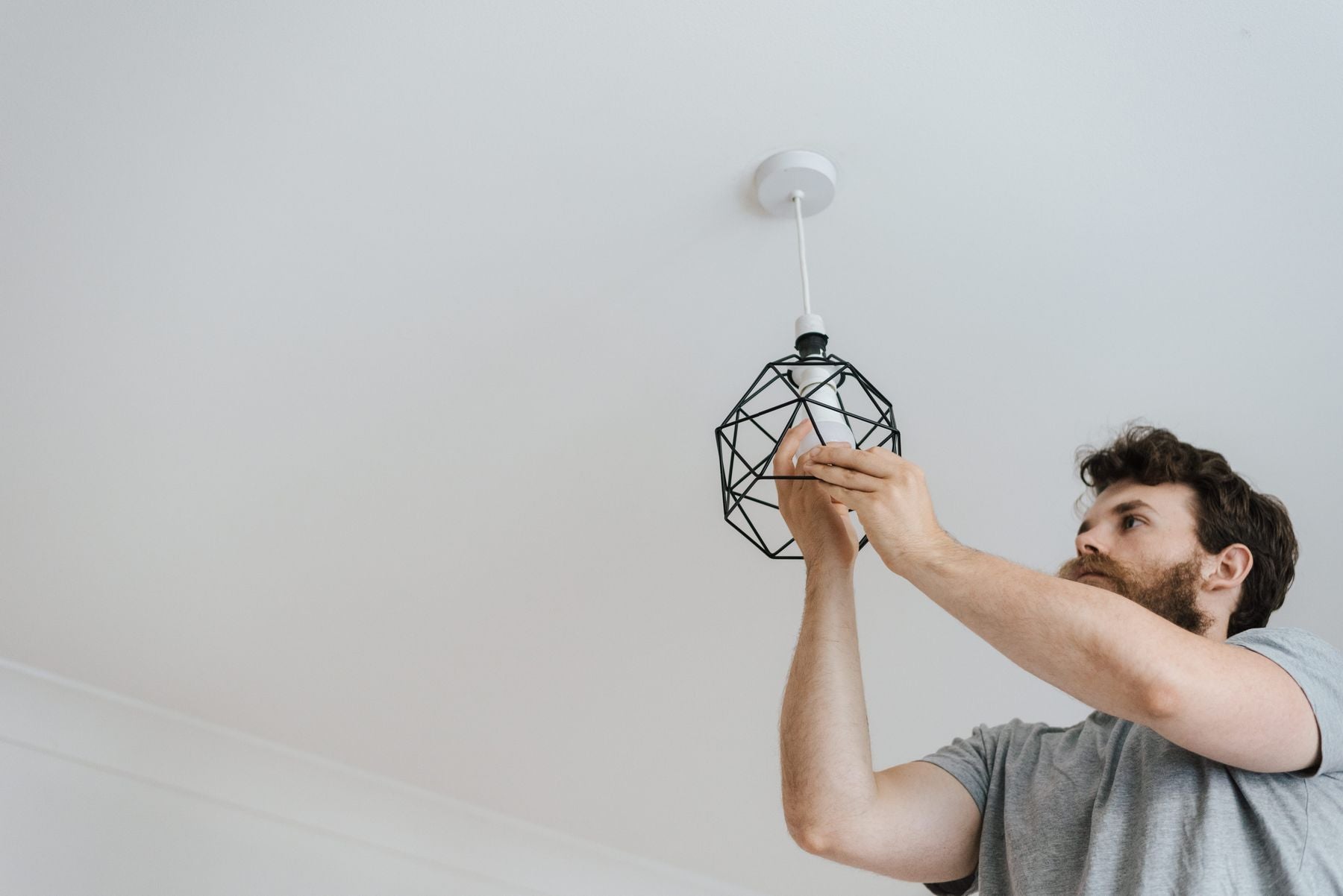 Installation d’un luminaire au plafond